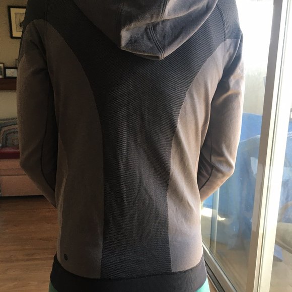 Like New Lululemon Ebb to Train Jacket Chrome 6 - Picture 9 of 15